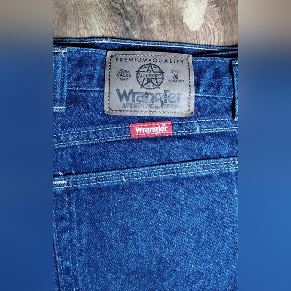 Wrangler Men's Deep Blue Relaxed Jeans - Picture 9 of 10